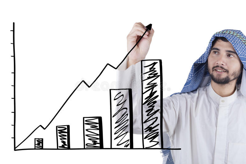 entrepreneur-arabe-faisant-le-graphique-financier-77462260